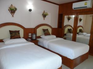 Giường trong phòng chung tại Baan Rom Mai