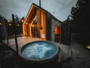 a bath tub in front of a tiny house at Duża Holenderka - Lewy Brzeg Narwi in Burlaki