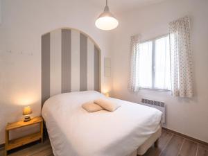 Pouzols-MinervoisにあるVilla in Pouzols with Private Pool & Vineyardsの白いベッドと窓のある寝室