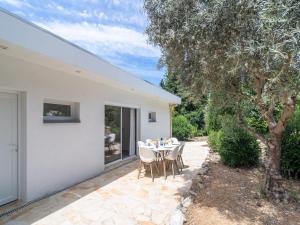 Pouzols-MinervoisにあるVilla in Pouzols with Private Pool & Vineyardsの木のあるパティオ(テーブル、椅子付) +32枚の写真