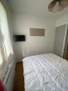 En eller flere senge i et værelse på Puy Saint Vincent Le Hameau des Écrins agréable appartement 30m2, de 4 à 6 couchages + 17 billeder