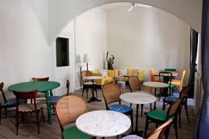 eine Gruppe von Tischen und Stühlen in einem Raum in der Unterkunft Hotel Elandra in Bordighera
