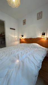 En eller flere senge i et værelse på Puy Saint Vincent Le Hameau des Écrins agréable appartement 30m2, de 4 à 6 couchages