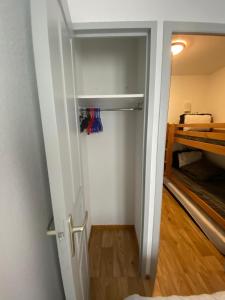 En eller flere senge i et værelse på Puy Saint Vincent Le Hameau des Écrins agréable appartement 30m2, de 4 à 6 couchages