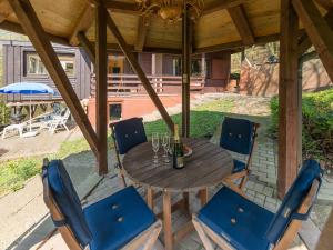 En terrasse eller udendørsområde på Holiday Home in Eichenborn with Garden