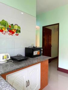 y cocina con encimera y horno tostador. en Green Heaven Bungalow 1, en Nathon Bay