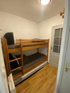 En eller flere senge i et værelse på Puy Saint Vincent Le Hameau des Écrins agréable appartement 30m2, de 4 à 6 couchages