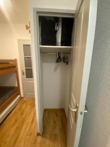 Et tv og/eller underholdning på Puy Saint Vincent Le Hameau des Écrins agréable appartement 30m2, de 4 à 6 couchages