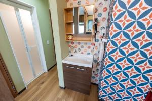 a bathroom with a sink and a mirror at 長期ステイ歓迎 ポップ ディズニー風 TDR スカイツリー好アクセス 定員3名 東京駅10分 駐車場予約 送迎有 HOTEL DREAM MUSIC Tōyōchō japanese-pop in Tokyo +49 photos