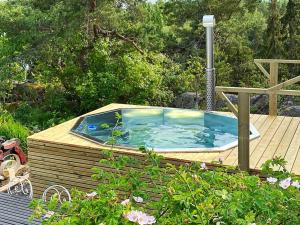 Сад в 4 person holiday home in ÅKERSBERGA
