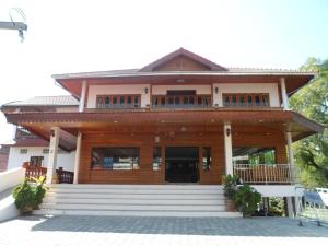 una casa con una escalera delante de ella en Baan Rom Mai, en Mae Hong Son