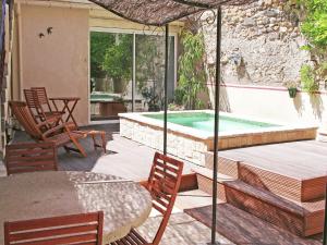 une terrasse avec un billard, des tables et des chaises dans l'établissement Holiday Home in Cazouls with Pool and Terrace, à Montagnac