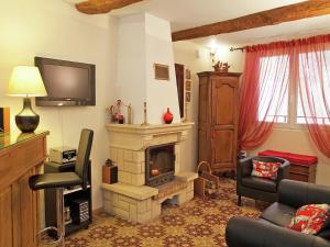 un salon avec une cheminée et une télévision dans l'établissement Holiday Home in Cazouls with Pool and Terrace, à Montagnac