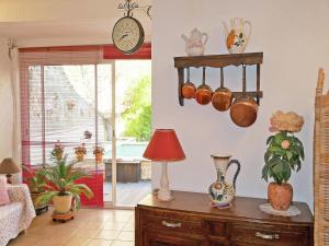 une chambre avec une table, une lampe et une horloge dans l'établissement Holiday Home in Cazouls with Pool and Terrace, à Montagnac 18 autres photos