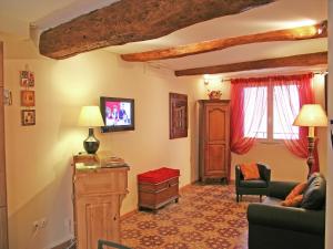 un salon avec un canapé et une fenêtre dans l'établissement Holiday Home in Cazouls with Pool and Terrace, à Montagnac