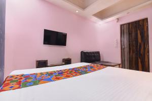Televisyen dan/atau pusat hiburan di FabHotel Deep