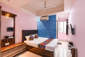 Postel nebo postele na pokoji v ubytování FabHotel Deep