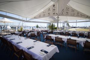 Manly Marina Cove Motel tesisinde bir restoran veya yemek mekanı