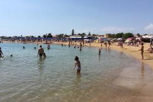 un grupo de personas en el agua en una playa en La Casa di Marta, en San Leone