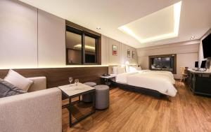 Μια τηλεόραση ή/και κέντρο ψυχαγωγίας στο Button Hotel