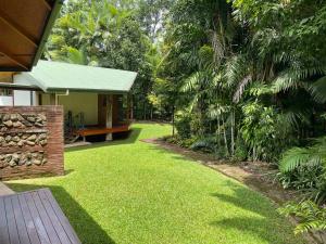 Κήπος έξω από το Lux rainforest lodge - 1 King, 2 Singles