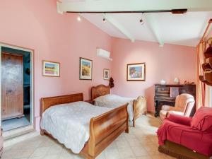 Postel nebo postele na pokoji v ubytování Villa in Provence near Vaison-la-Romaine + 32 fotografií