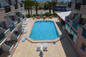 una vista aérea de una piscina en un edificio en Mulka Hotel, en Ayvalık