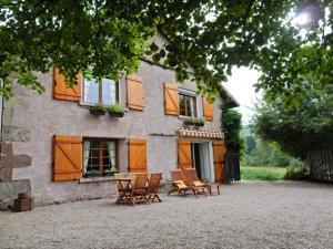 班莱班Holiday Home in La Chapelle with Garden的房屋前设有椅子和桌子 更多32张照片