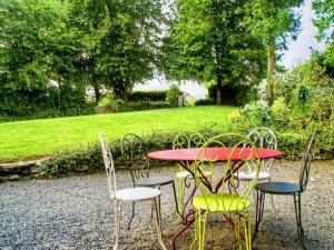 a table and chairs with a red table and chairsktop at Montaigu Countryside Stay in Montaigu-les-Bois