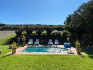 una piscina con tumbonas y una piscina en Crystal Waters, St Francis Bay, Eastern Cape, en St Francis Bay 21 fotos más