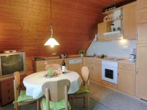 Η κουζίνα ή μικρή κουζίνα στο Cozy Apartment with Private Garden in Nisterau +34 φωτογραφίες