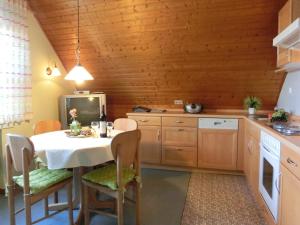 Η κουζίνα ή μικρή κουζίνα στο Cozy Apartment with Private Garden in Nisterau