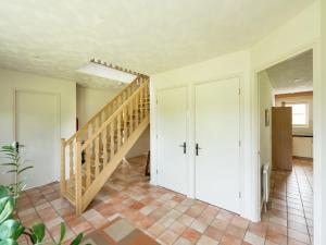 HardenbergにあるFarmhouse in Rheeze near Forest and Meadowsの階段のある空廊 +32枚の写真