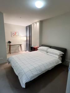 a bedroom with a bed and a table in it at Melbourne Double Cozy in Melbourne