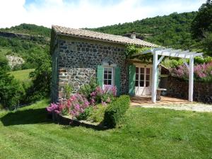 Κήπος έξω από το Cozy Family Home in Saint-Pons