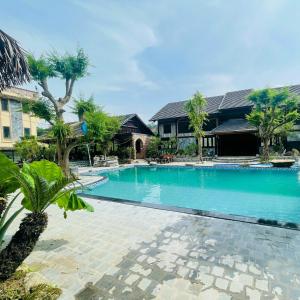 a large swimming pool in front of a house at HaGiang Go Ecolodge in Làng Lap
