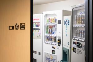 dwa automaty z napojami w pokoju w obiekcie HOTEL MYSTAYS Tachikawa w mieście Tachikawa