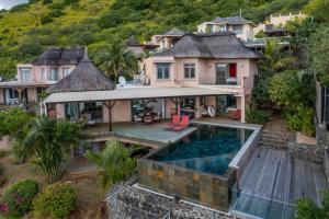 widok z lotu ptaka na dom z basenem w obiekcie Villa Teranga avec vue panoramique sur la baie de Tamarin w mieście Tamarin