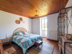 une chambre avec un lit et un plafond en bois dans l'établissement Tranquil Escape in Loubejac, à Loubejac