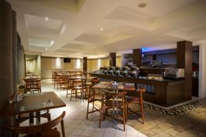 Lounge nebo bar v ubytování Hotel Neo+ Green Savana Sentul City