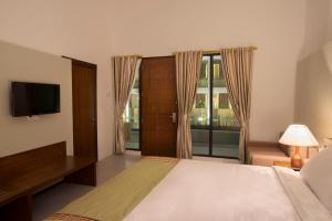 Postel nebo postele na pokoji v ubytování Hotel Neo+ Green Savana Sentul City