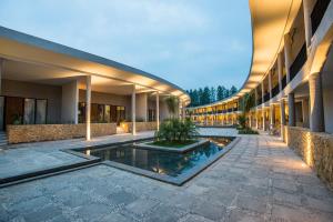 Bazén v ubytování Hotel Neo+ Green Savana Sentul City nebo v jeho okolí