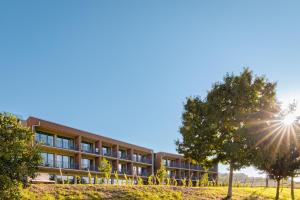 ein Gebäude mit der Sonne am Himmel in der Unterkunft Hotel MEINTZ in Ochsenfurt