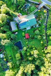 una vista aérea de una casa en un parque en Przy Strumyku - Apartament w Górach Izerskich, en Kłopotnica