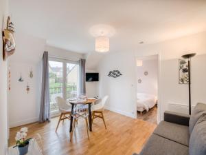 soggiorno e sala da pranzo con tavolo e sedie di Apartment in Port-en-Bessin near Seashore a Port-en-Bessin-Huppain