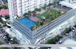 vista sul tetto di un grande edificio con piscina di Apartemen VidaView Unit AT 30C By Millpro a Pampang