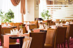 Restoran ili drugo mesto za obedovanje u objektu Shera Inn Hotel