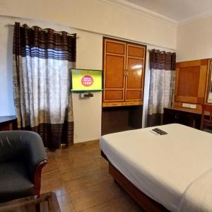 TV a/nebo společenská místnost v ubytování FabHotel Aura Inn - RR Nagar