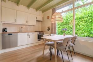 Kuchyň nebo kuchyňský kout v ubytování Bungalow Brem | 4 personen - Vakantiepark De Kremmer