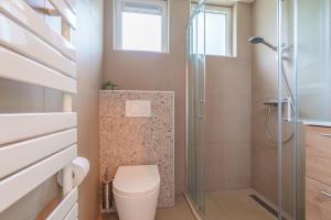 Koupelna v ubytování Bungalow Brem | 4 personen - Vakantiepark De Kremmer + 27 fotografií